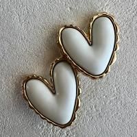 Пуговица сердце, цвет золото и белая глазурь. Размер 23 мм